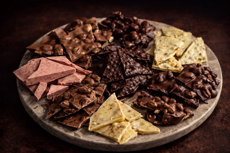 Lascas de chocolate premium com toppings artesanais — Bem me Qué por Judith Kolker